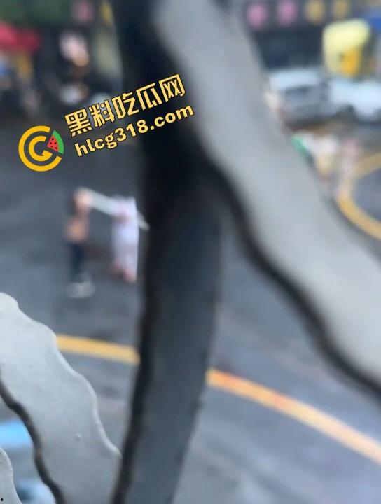 两人当街持刀互砍，地上都是血了还有热心大哥冲上去劝架，这不是劝架这是想加菜，刀都举起来了你上去干啥？-9