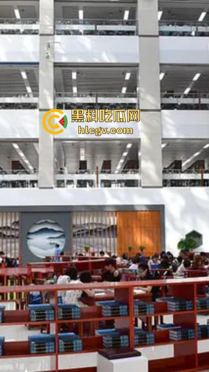 郑州轻工业大学猛料！图书馆里学生妹公然给男友打飞机，偷情现场被偷拍流出！-2