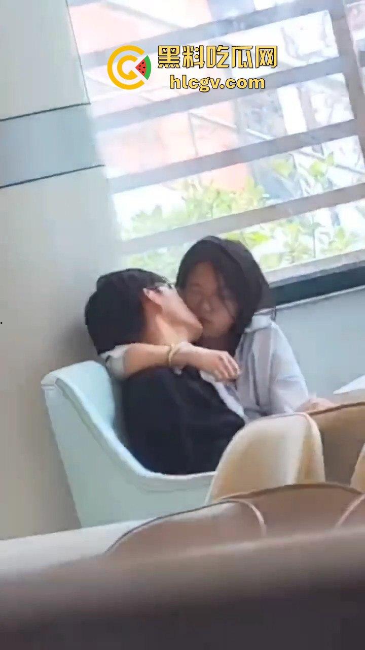 郑州轻工业大学猛料！图书馆里学生妹公然给男友打飞机，偷情现场被偷拍流出！-4