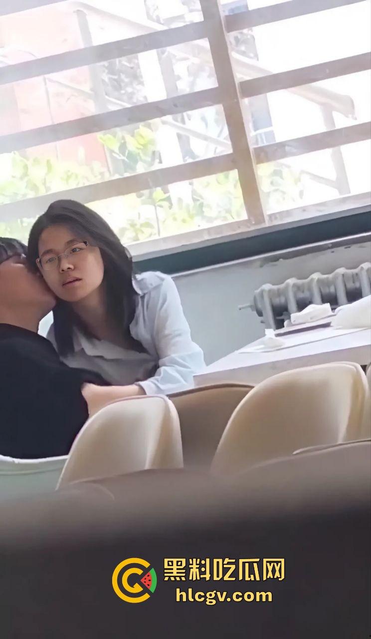 郑州轻工业大学猛料！图书馆里学生妹公然给男友打飞机，偷情现场被偷拍流出！-6