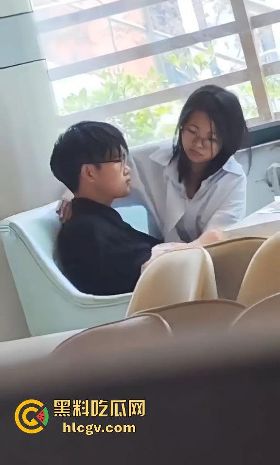 郑州轻工业大学猛料！图书馆里学生妹公然给男友打飞机，偷情现场被偷拍流出！-8