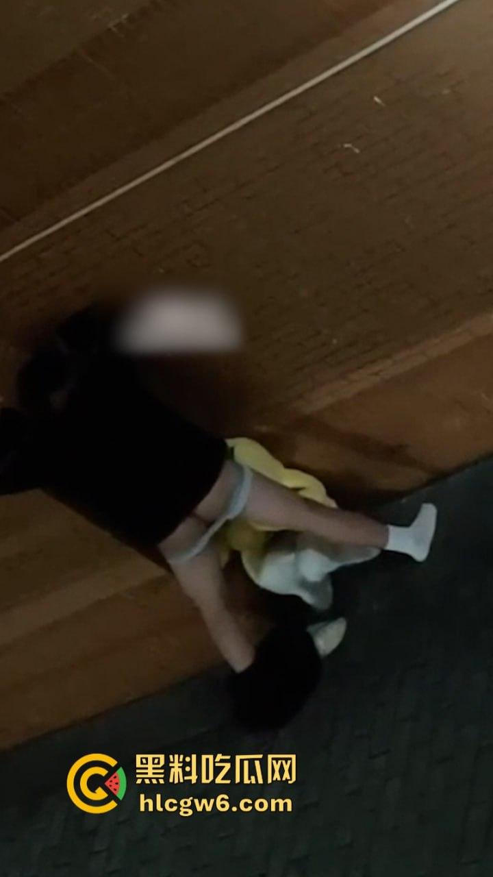 广西建设职业技术学院情侣无人角落野战泄欲被拍 掐脖耳光强制口爆 这妹子是个M吧？-1