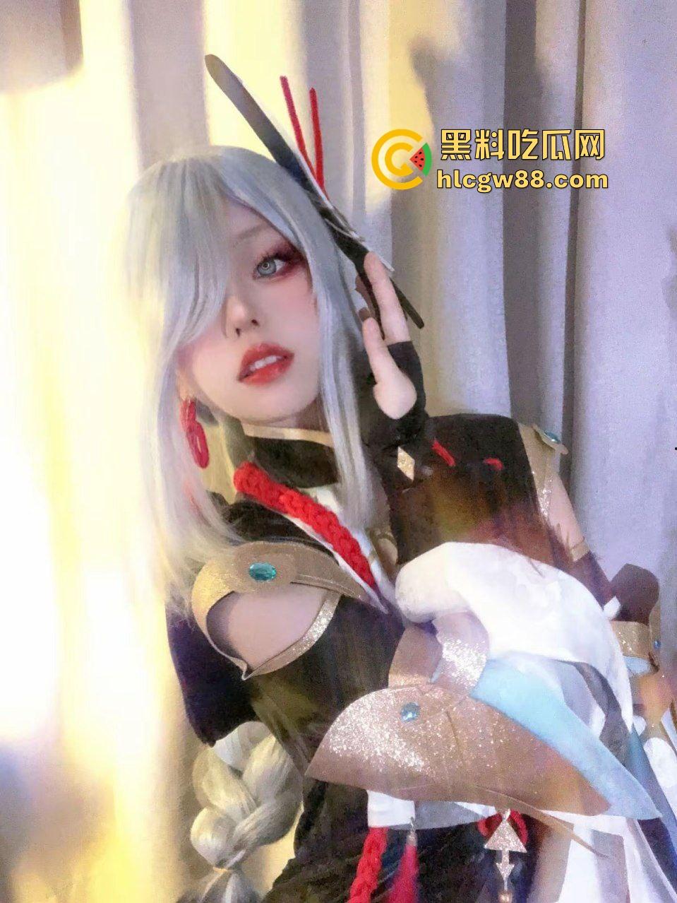 抖音喜欢cos play的极品骚鸡【nabibi_】cos原神申鹤淫荡舔鸡伺候大哥！惨遭泄密曝光！-2