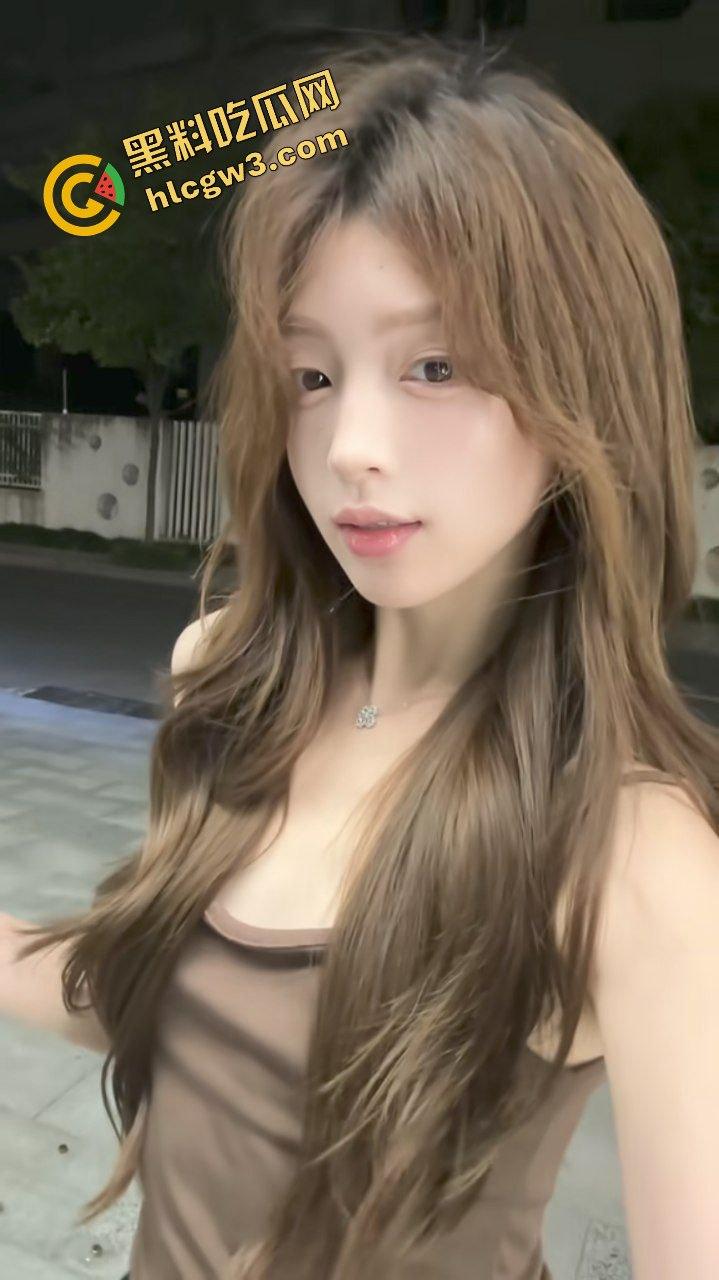 广州南站小巷子母狗骚鸡妹『唐妙怡』做鸡被大哥看上包养 情趣黑丝站起来蹬！独家流出！-2