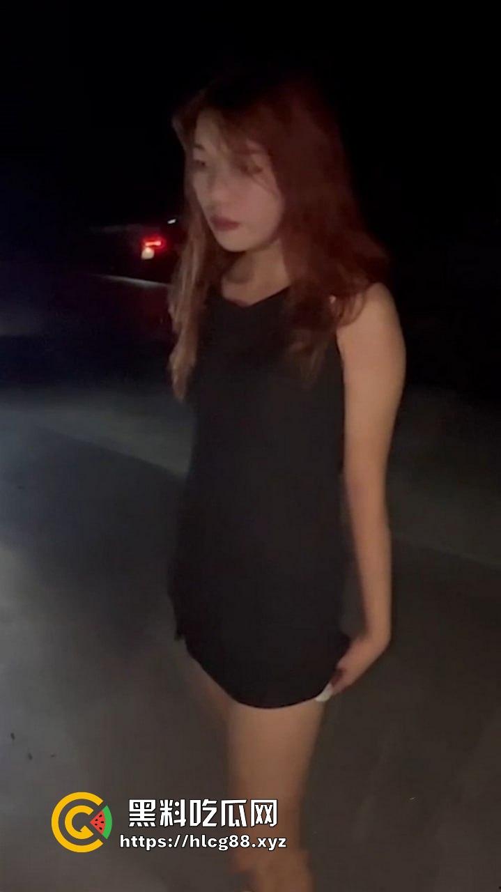 深夜街头红发小美女被一群混混性骚扰 强行脱光衣服拍摄嫩鲍 简直就是一群畜生啊!-1