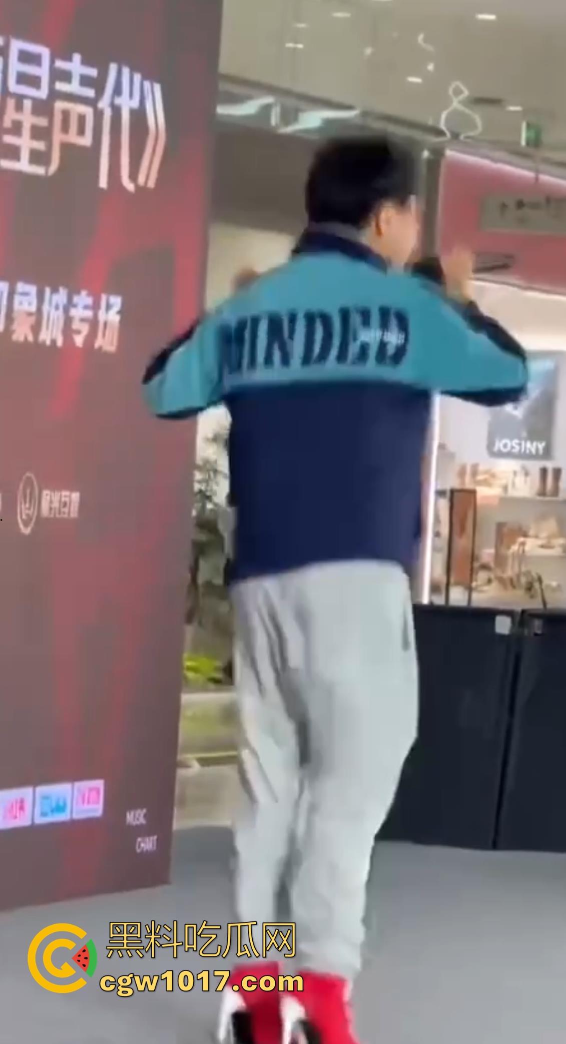 选秀节目再现神人，环亚星声代成都赛区，猛男身穿高跟给你带来【想你的夜】，又是那个挨千刀的把他伤得那么重！-8