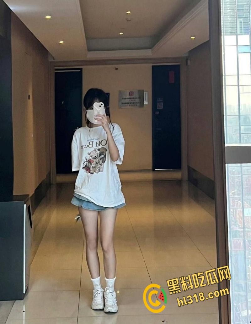 青岛大学眼镜妹【文钰】，主动跪舔男友大屌，口技精堪疯狂榨精，十个眼镜九个骚，四眼妹从不让人失望 !-2