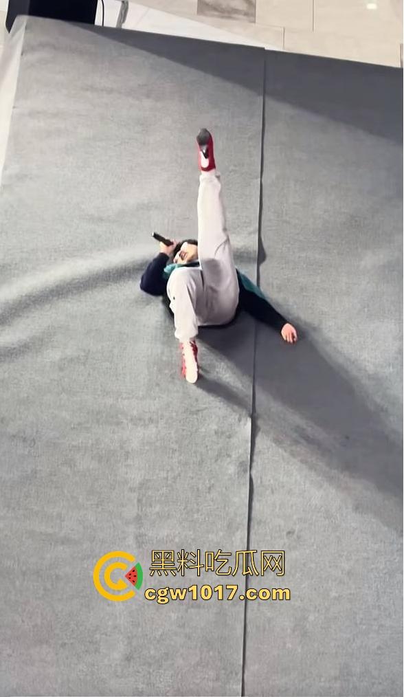 选秀节目再现神人，环亚星声代成都赛区，猛男身穿高跟给你带来【想你的夜】，又是那个挨千刀的把他伤得那么重！-11