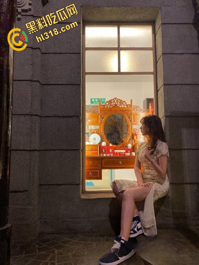 青岛大学眼镜妹【文钰】，主动跪舔男友大屌，口技精堪疯狂榨精，十个眼镜九个骚，四眼妹从不让人失望 !-4