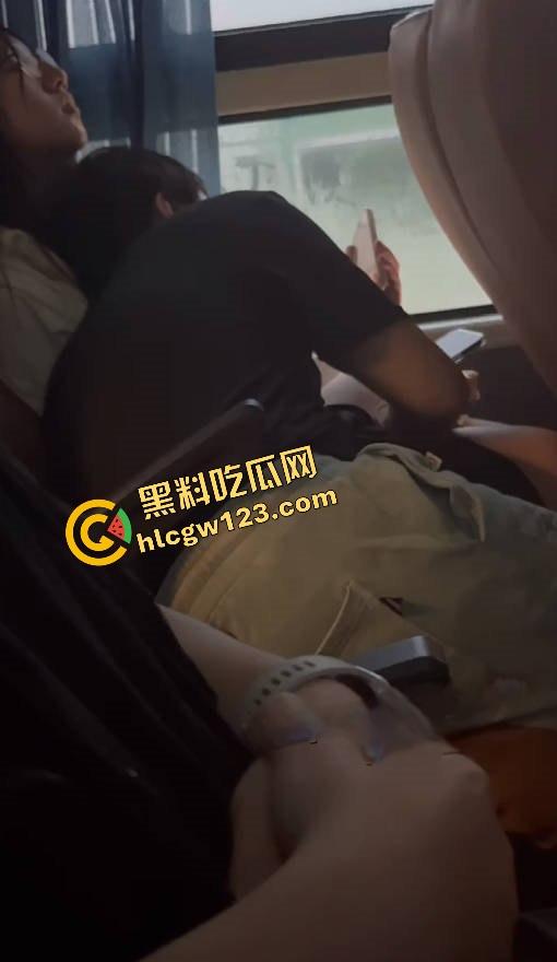 客车活春宫？情侣当众激情上演，男友全程抠到逼啪啪啪，水流不止纸巾都擦不干，乘客捂眼捂耳都不够！-7