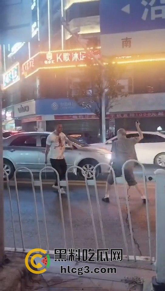 湖南华容街头恶战！两男子持械互搏，刀棍大战引发全网热议！-3