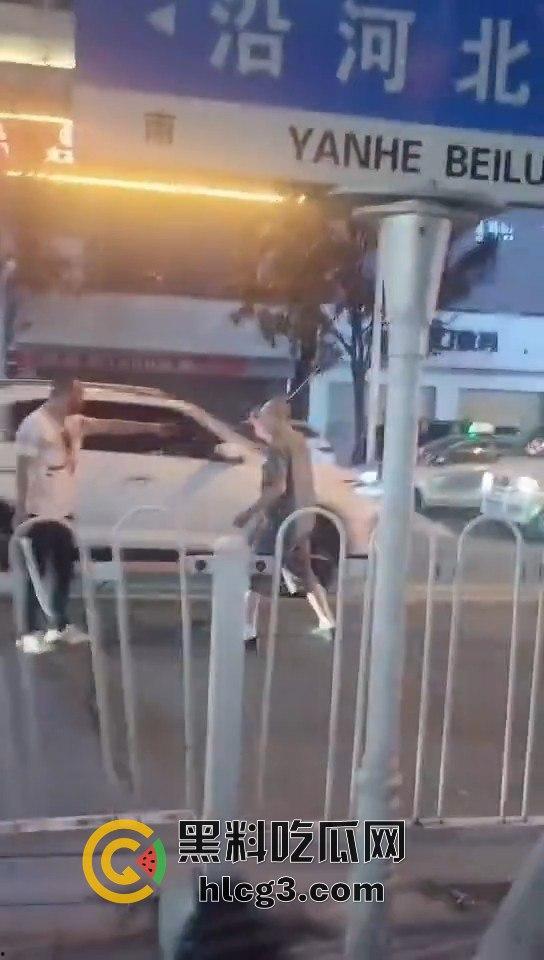 湖南华容街头恶战！两男子持械互搏，刀棍大战引发全网热议！-8