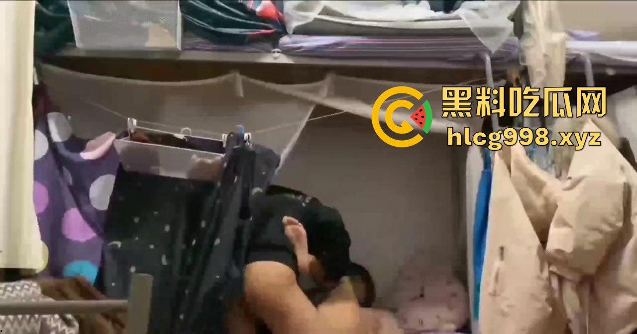 医学院男生强推护士女友！宿舍下铺激战，拉帘子被撕开继续干，女友哭喊没有套不行也没用！-5