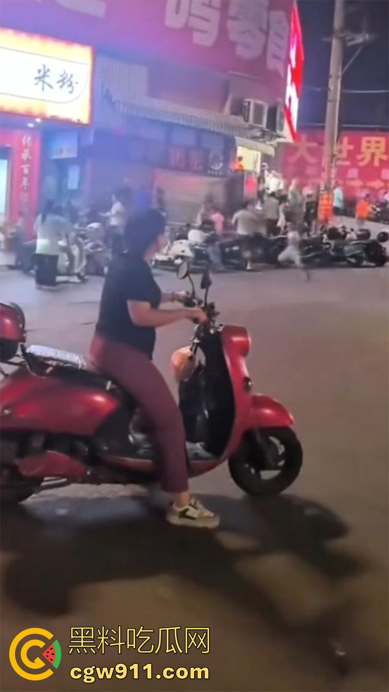 广西藤县河西疯牛伤人事件，伤者正在治疗疯牛仍在逃，警方联合多部门在大冲肚区域追捕！-3