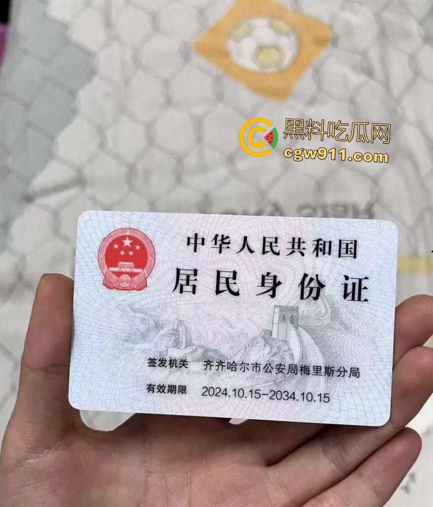 黑龙江齐齐哈尔06年精神小妹【宋文一】，小小年纪裸贷，在家自慰拍视频还债，表情扭曲痛爽到哭！-2