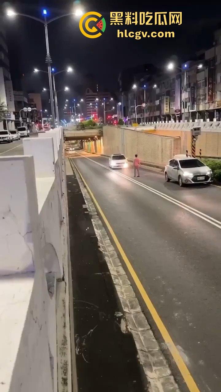 精神大叔作死站路中间，叼烟堵车挑衅！遇上精神小伙直接开揍，魔法果然得用魔法破！-2