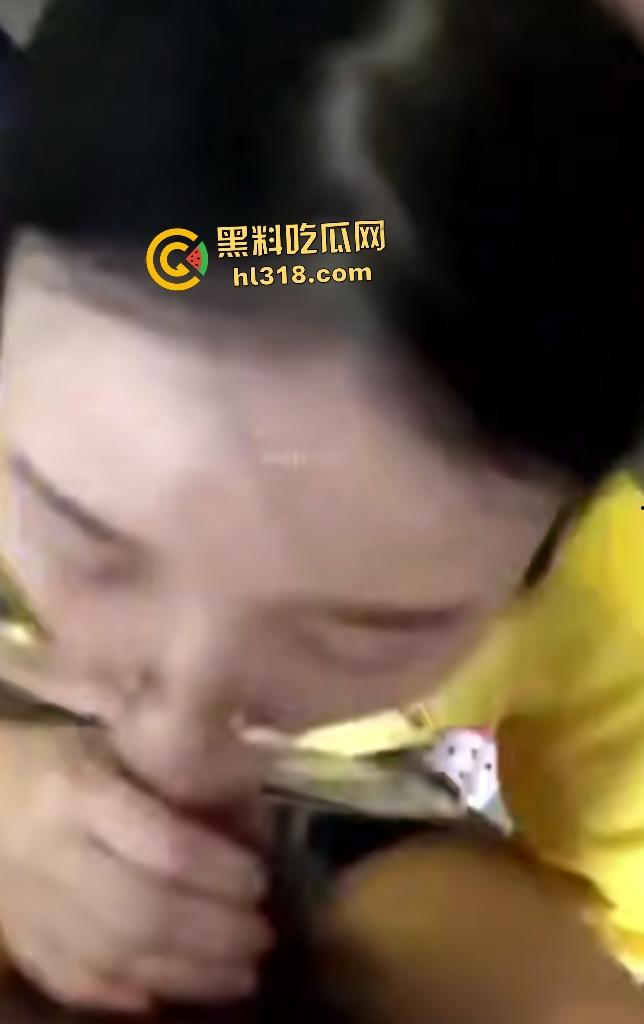 黄衣眼镜少妇吵完架后性欲大增，吵着“我错了”求饶，当场跪地要口交深喉猛干！-4