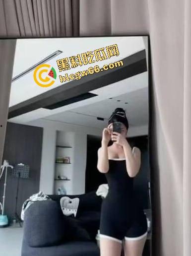 抖音网红『不要拒绝我』露馅了，御姐脸小母狗身材，不雅私拍疯传，粉嫩大奶晃得人想冲！-6