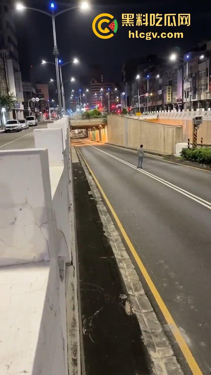 精神大叔作死站路中间，叼烟堵车挑衅！遇上精神小伙直接开揍，魔法果然得用魔法破！-5