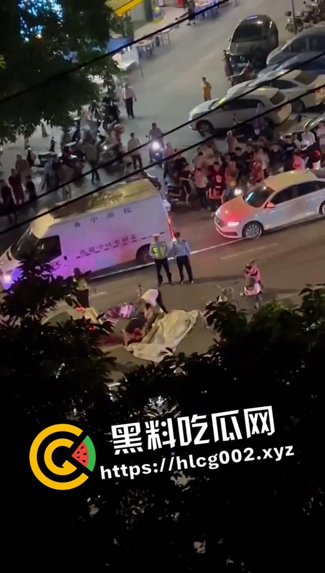 广东揭阳普宁精神小伙砍人现场！两人当场盖布吃席 现场画面曝光-6