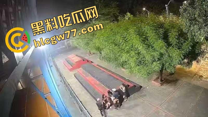 厦门公园老外深夜玩群P，三女被操到浪叫，站立口交野战内射，监控拍下简直野得离谱！-8