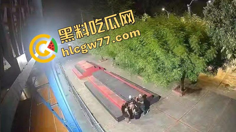 厦门公园老外深夜玩群P，三女被操到浪叫，站立口交野战内射，监控拍下简直野得离谱！-10