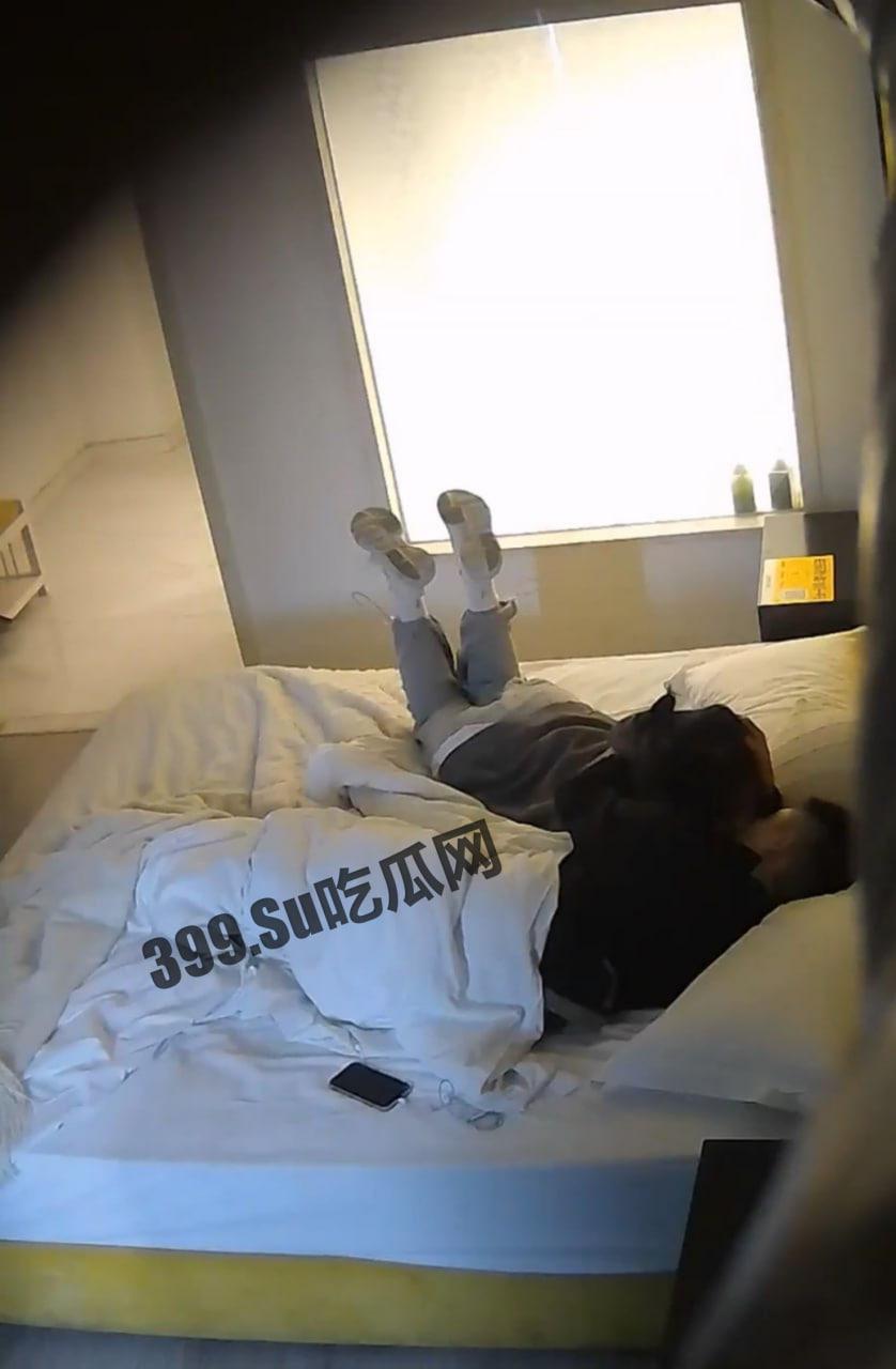 三月最新高质量酒店偷拍 大学小情侣宾馆爱爱 妹子超清纯很爱撒娇 前凸后翘身材爆好 叫床声嗲嗲的很难不爱-1