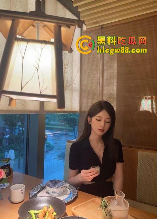 抖音约炮成都妹子『王月洁』富哥5W半个月SM调教全体验,比女朋友还主动骚到让人不想放手!-3