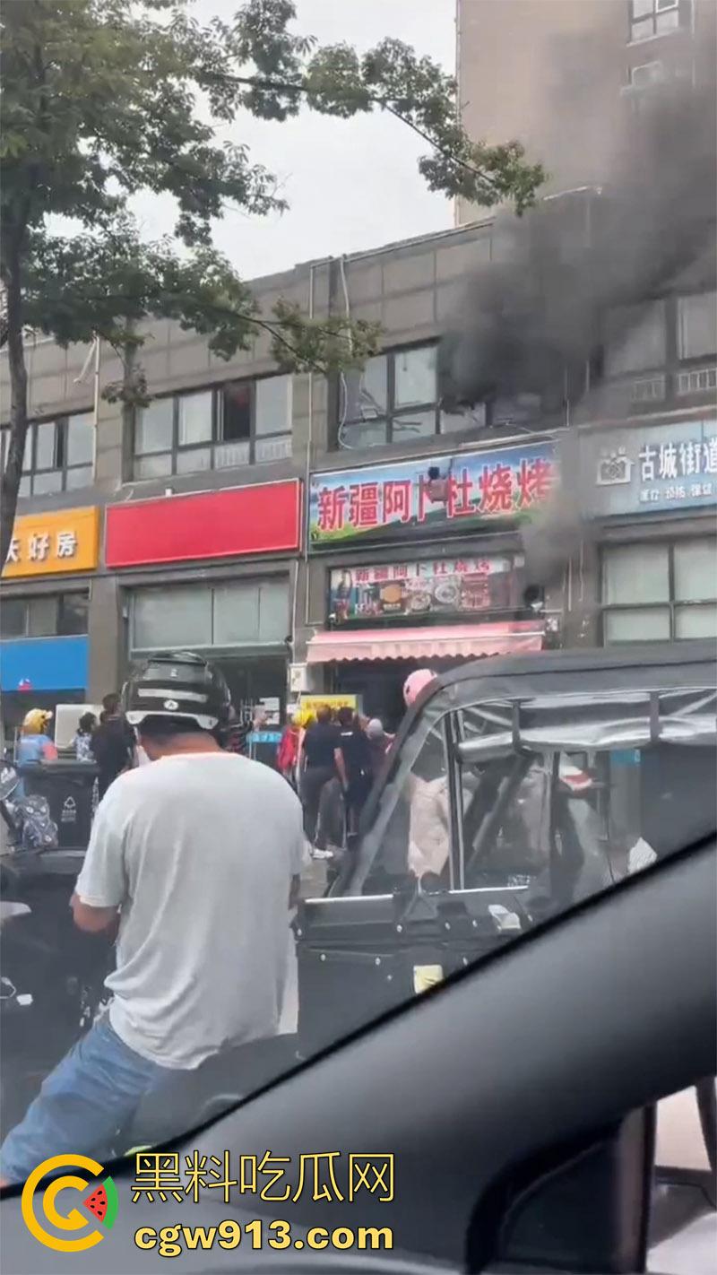 江苏宿迁突发火灾，新疆阿卜杜烧烤店，二楼调料仓库着火，整条街都能闻到烧烤的味道！-3
