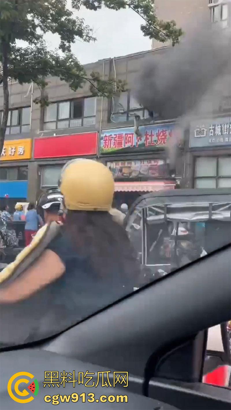 江苏宿迁突发火灾，新疆阿卜杜烧烤店，二楼调料仓库着火，整条街都能闻到烧烤的味道！-4
