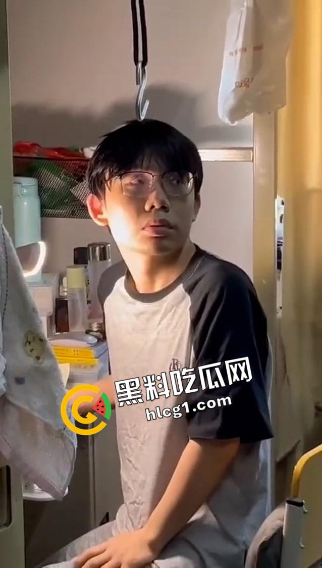 大连外国语大学逆天男同！楼道露出 洗衣间偷体育生原味 发在推特被人发现 现场对峙 变态要挨打了-7