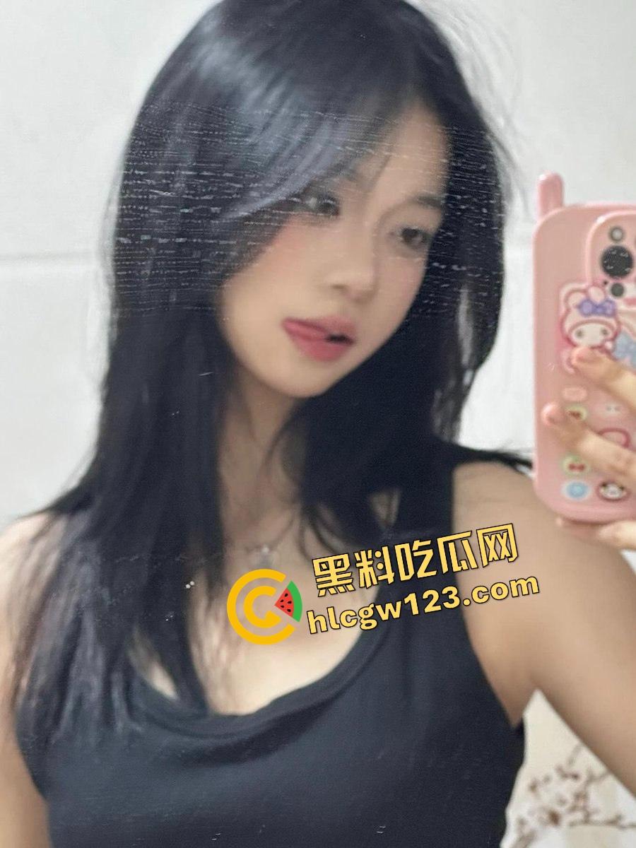 北京夜生活怎么玩？3个骚屁股排排站抽得啪啪响，富哥轮流抽射，汗的汗死，涝的涝死！-1