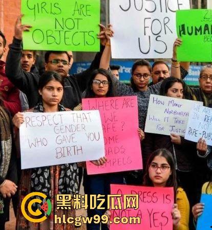 印度女子前往做朝拜时，在出租车内被僧人强奸，印度总能创造神话，不是僧人都戒色了吗？-1