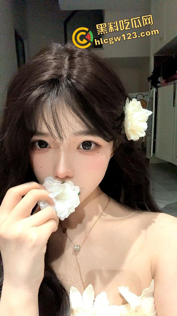 北京夜生活怎么玩？3个骚屁股排排站抽得啪啪响，富哥轮流抽射，汗的汗死，涝的涝死！-6