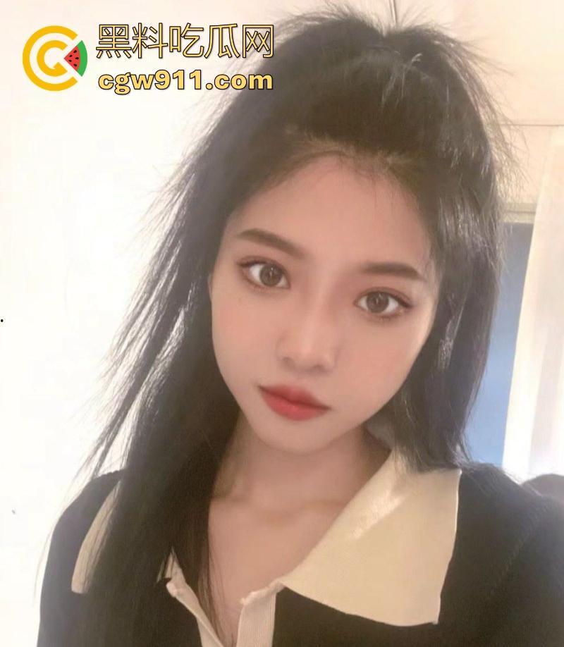 潮汕极品人妻【李雅晴】网聊约炮，勾引炮友裸聊自慰，纤手揉奶乳交假屌，道具狂插骚穴淫水喷溅，骚的一批！-5