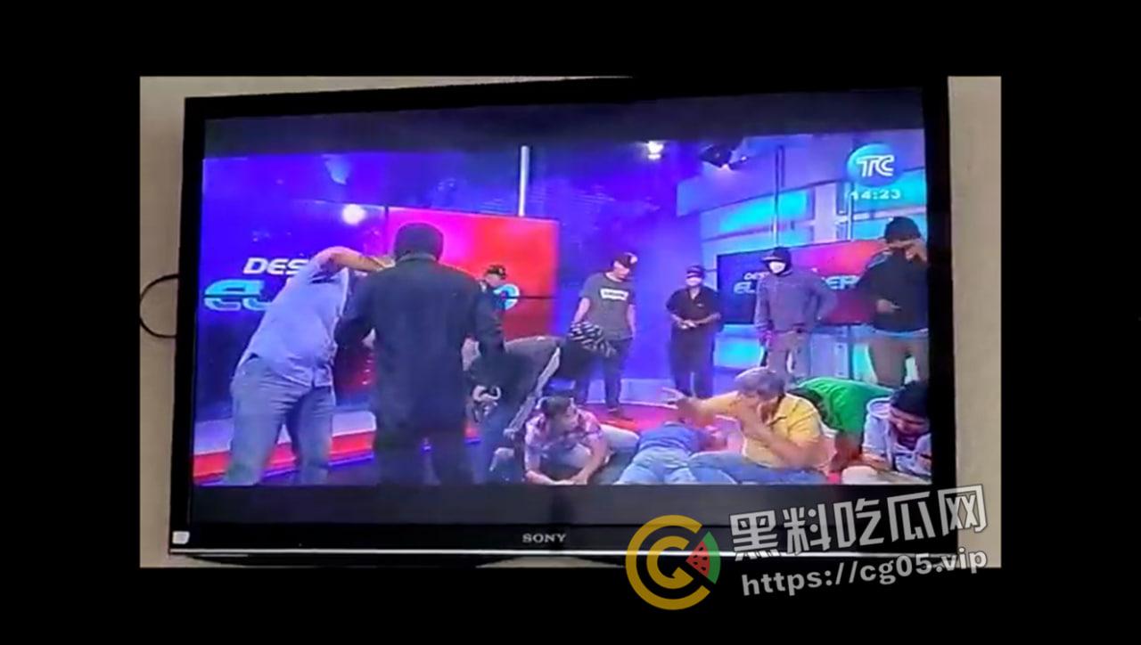 紧急！厄瓜多尔整个国家进入“国内武装冲突”状态，监狱沦陷 电视台绑架 当众火烧人  混乱不堪-9