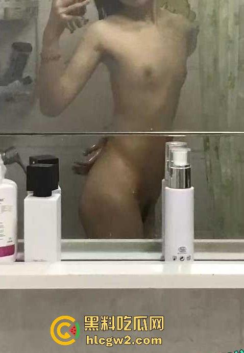 安徽亳州职院05年小母狗骚货『倪书函』露逼照疯传  拍全裸骚照把骚穴拍成艺术品  骚穴直接摆给你看！-5