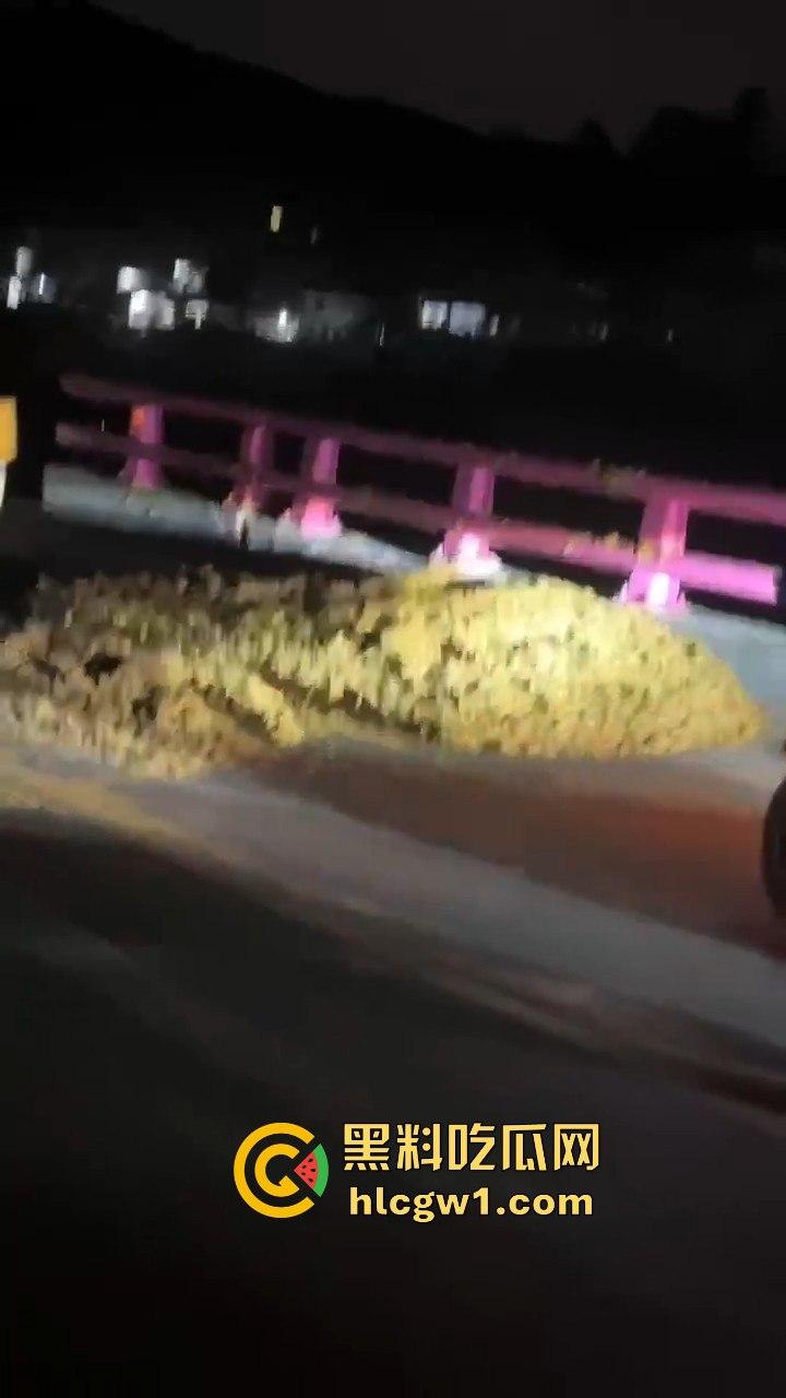 贵阳市骑龙村炸街摩托被村民用大粪封路！网红公路摩托压弯烧胎秀太吵，村民怒出奇招制止！-4