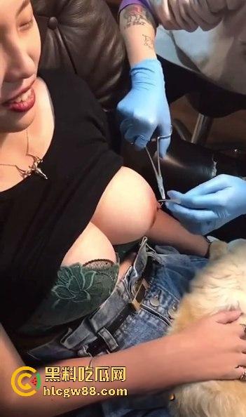 柳州精神小妹直播打乳环，大白奶挂铃铛淡定自若，SM调教系狗绳，这奶白花花真会玩！-12