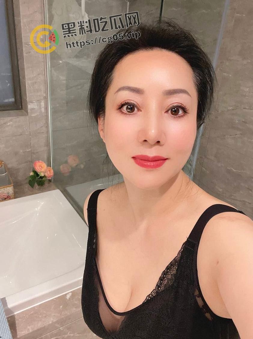 阿姨 我不想努力了！青壮小伙约炮房东饥渴阿姨 给阿姨舔喷射了 全程骚话 姨是真的败火啊-2