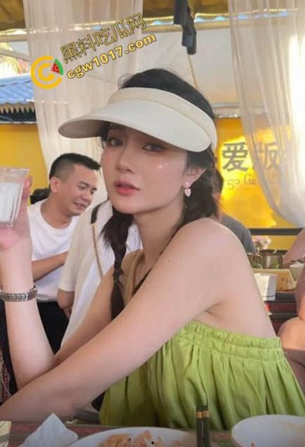 辽源巴卤社火锅店老板娘私下嗜好多人乱交，绿帽老公分享骚照，性感骚穴被无套爆操，白浆横流，淫靡不堪！-2