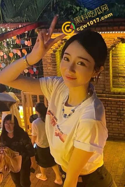 辽源巴卤社火锅店老板娘私下嗜好多人乱交，绿帽老公分享骚照，性感骚穴被无套爆操，白浆横流，淫靡不堪！-3