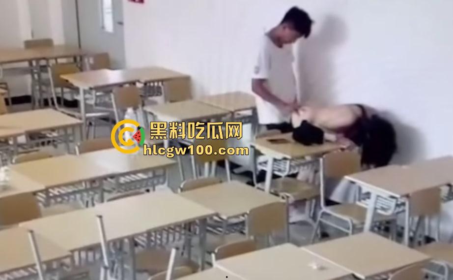 山西大同小情侣把教室课桌当大床房，女的光身子男的抠半天刚硬起来，女友发现监控吓得躲桌底，保安吃瓜笑疯了！-6