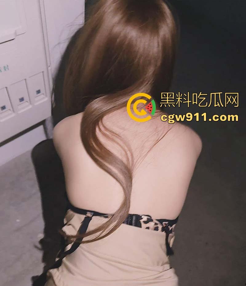 嫂子喜欢上了漏出野战的感觉，深夜主动拉着我去车库漏出野战，直接没忍住很快就内射了！-8