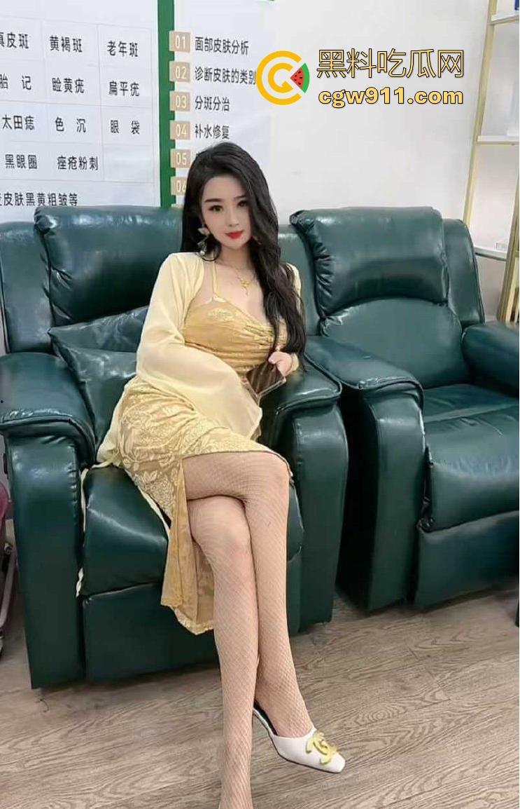 抖音熟女网红【未姨】榜一定制福利视频曝光，大嫂级熟女御姐，性感黑丝情趣内衣，自慰骚穴白浆四溢！-3