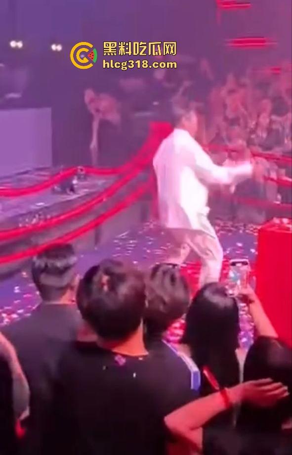 马保国酒吧商演假戏真做险被揍出鼻血！幸好主持人救场，不然闪电五连鞭要失传了！-4