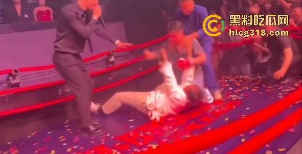 马保国酒吧商演假戏真做险被揍出鼻血！幸好主持人救场，不然闪电五连鞭要失传了！-6