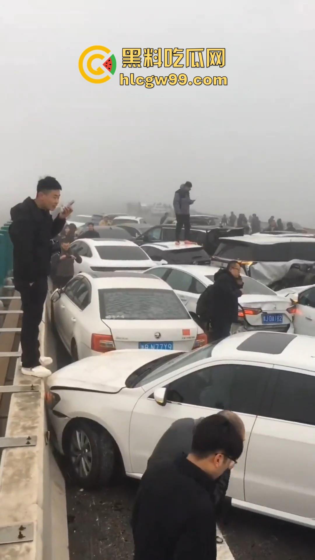 台辉高速黄河大桥段发生多车相撞，事故原因雪天 大雾 路面结冰，春节返程高峰，谨慎驾驶！-1