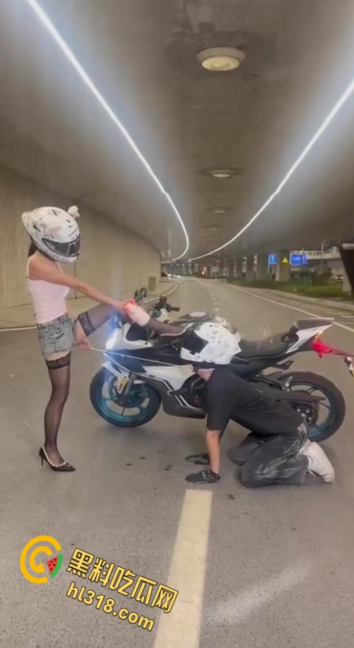 机车圈总是让人意想不到，春风车主完成主人的任务，性感黑丝女仆跪地任人调教，当街栓狗溜圈 ！-8