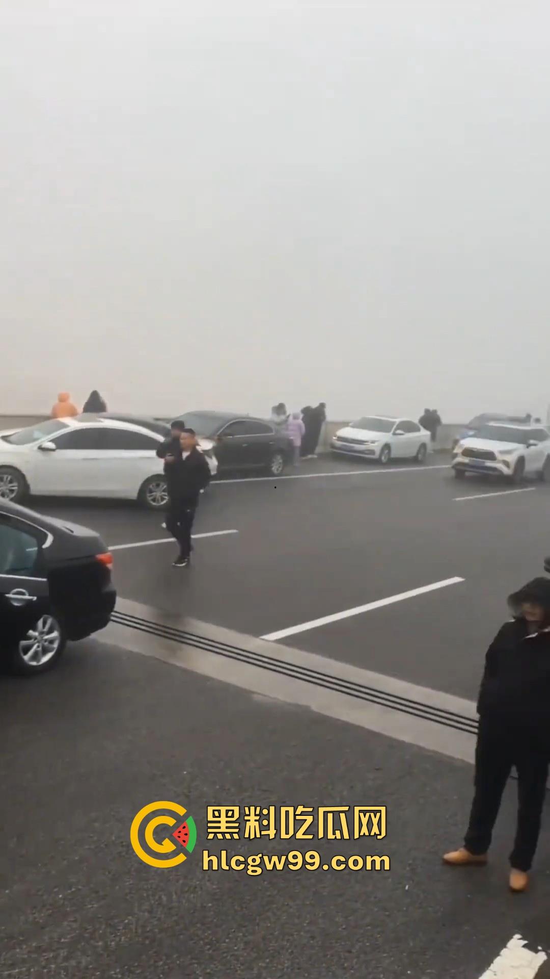 台辉高速黄河大桥段发生多车相撞，事故原因雪天 大雾 路面结冰，春节返程高峰，谨慎驾驶！-4